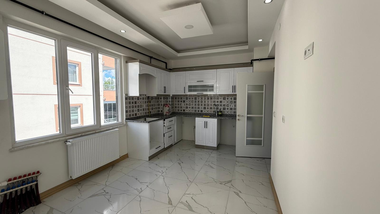 KAYSERİ DEVELİ BAHÇELİEVLER MAHALLESİ ANA CADDE ÜZERİNDE SATILIK DAİRE